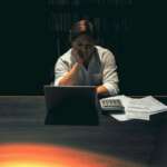 Dueño de empresa evaluando el costo de una página web profesional en Chile