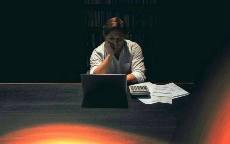 Dueño de empresa evaluando el costo de una página web profesional en Chile
