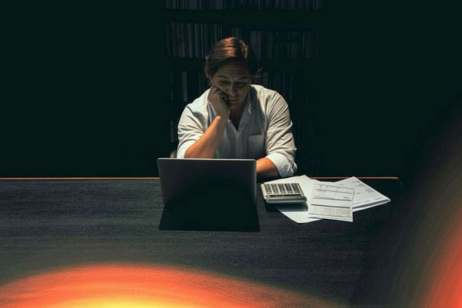 Dueño de empresa evaluando el costo de una página web profesional en Chile